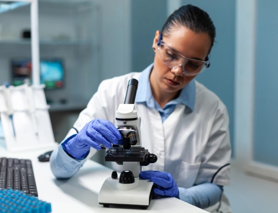 Medico utilizando el microscopio