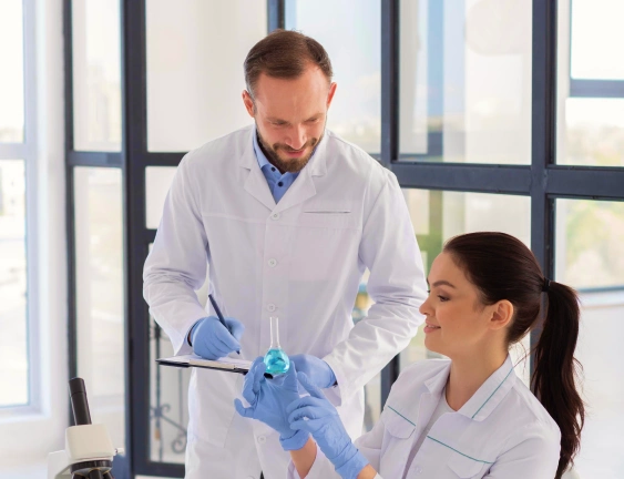 Dos medicos con tubos de ensayo